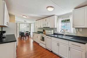 Fridge, microwave, oven, stovetop - Near Folly Beach & Charleston 
Comfortable & Spacious (Charleston)