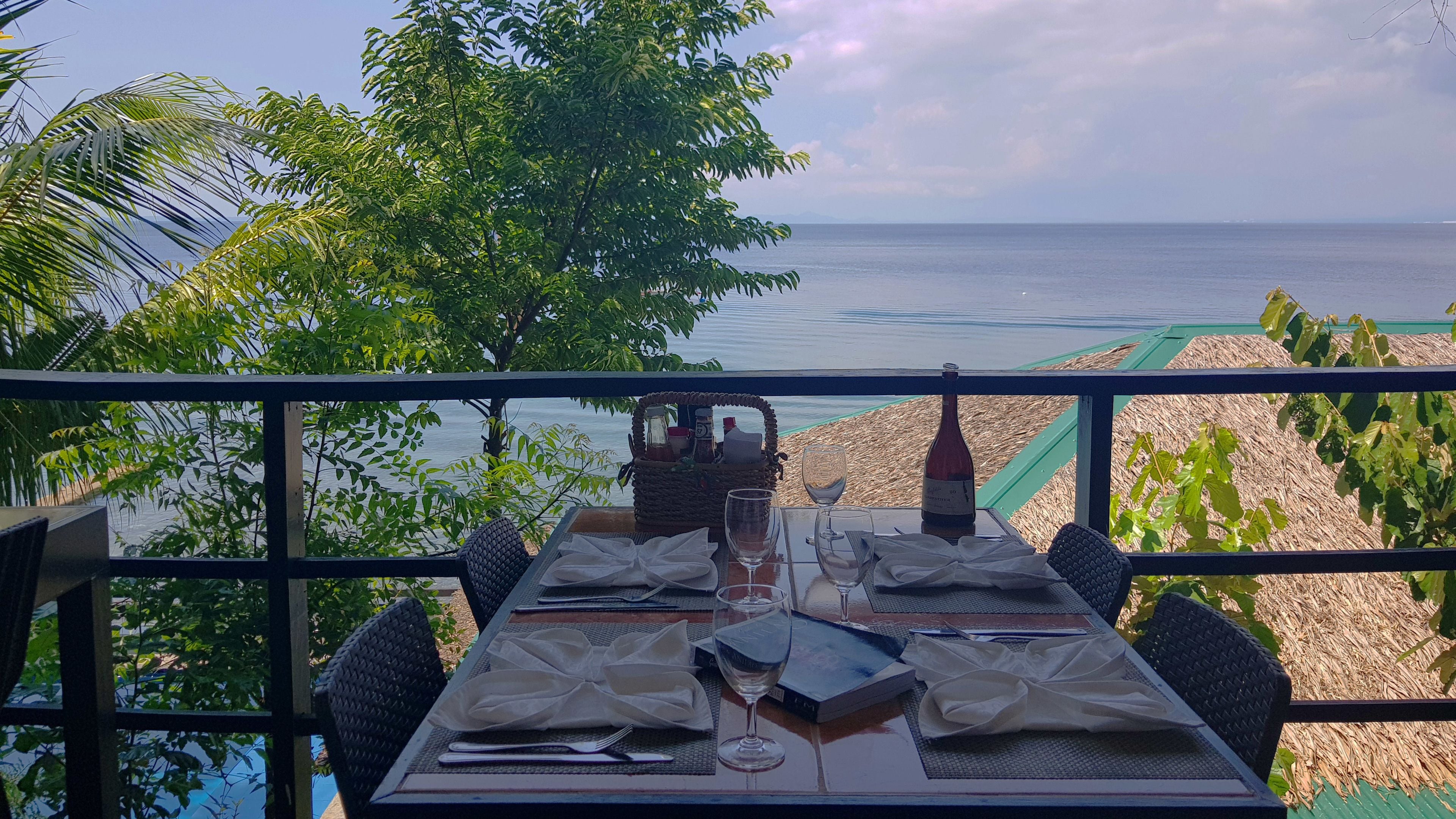 Serveert ontbijt, lunch, diner, lokale en internationale gerechten 