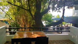 尊荣双人房, 1 张特大床, 部分海景 | 客房内保险箱、办公桌、隔音、折叠床/加床(额外收费)