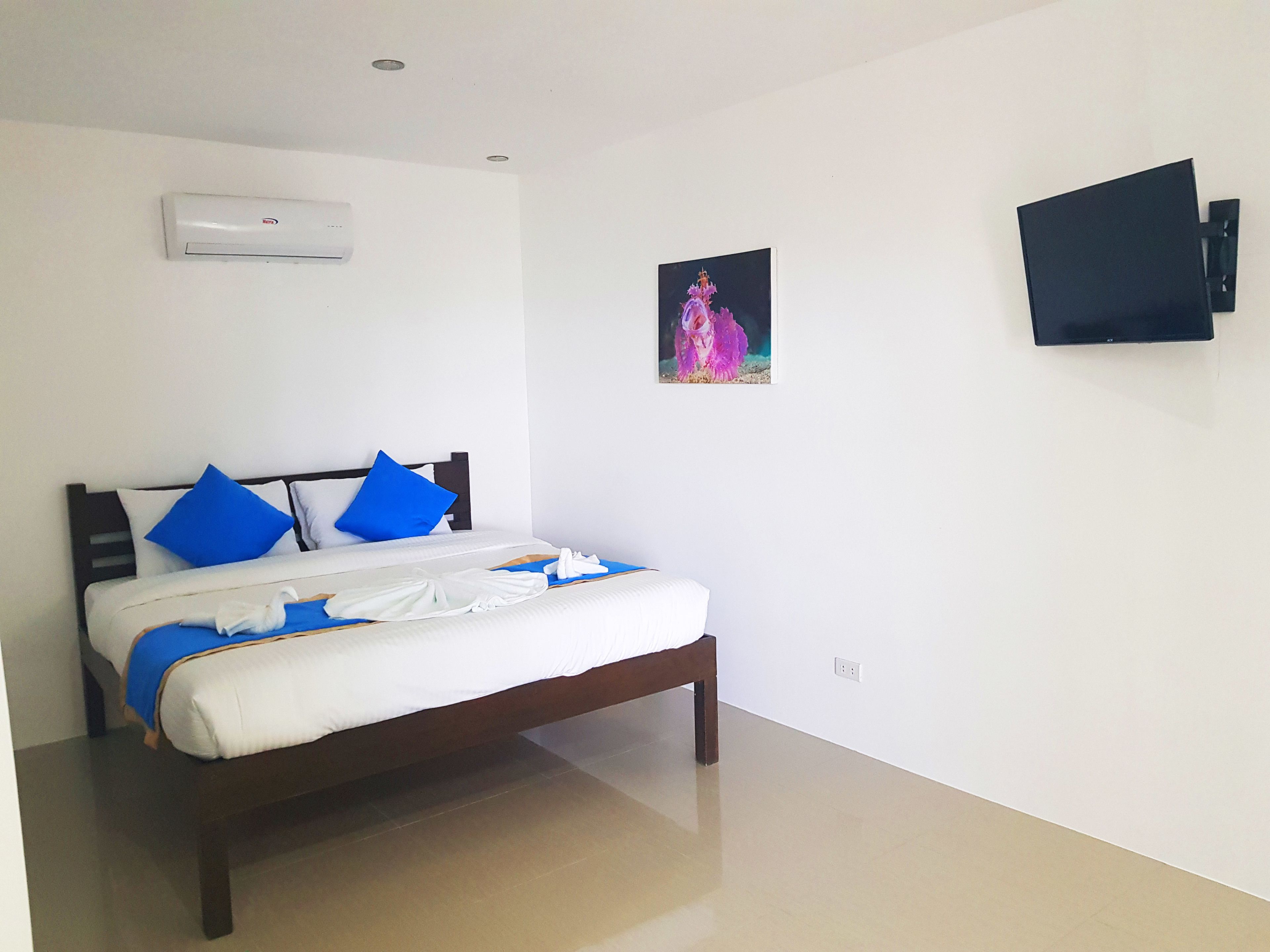 premium double room, 1 king bed, partial sea view | in-room safe, desk, soundproofing, rollaway beds