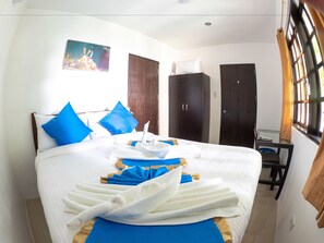 Studio - 1 queensize-säng | Värdeförvaringsskåp på rummet, skrivbord, ljudisolering och extrasängar