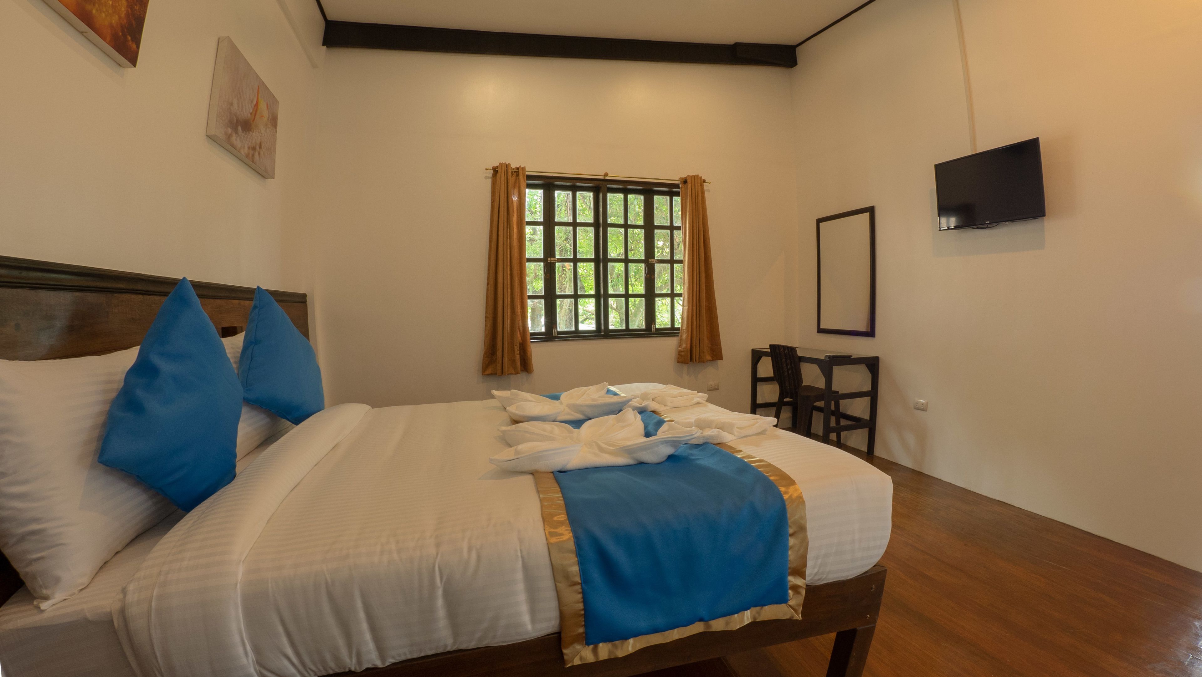 comfort double room | in-room safe, desk, soundproofing, rollaway beds