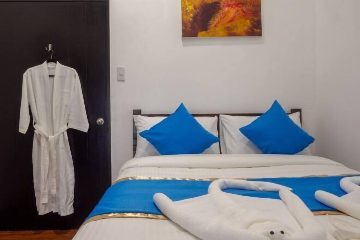 In-room safe, desk, soundproofing, rollaway beds (surcharge)