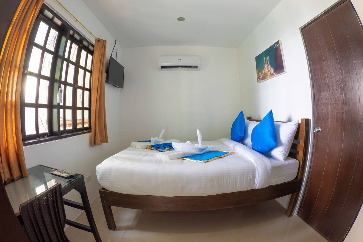 Studio, 1 Queen Bed | In-room safe, desk, soundproofing, rollaway beds (surcharge)