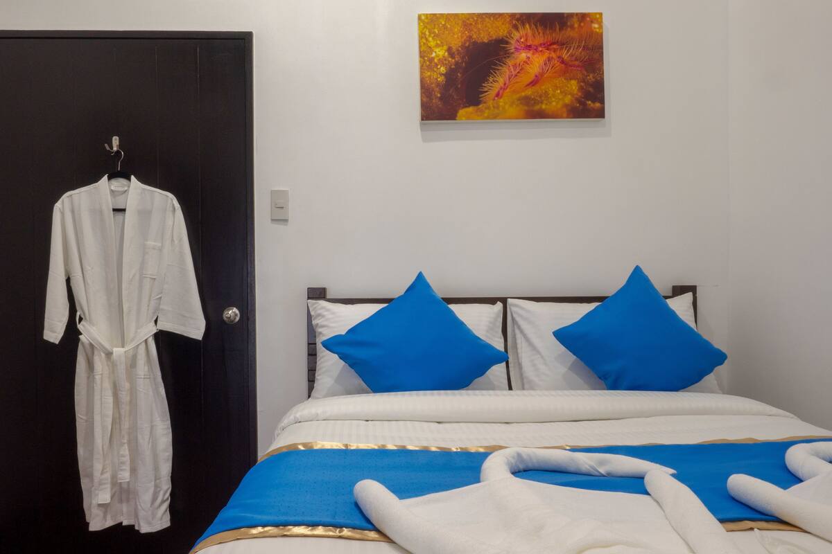 Deluxe Double Room, 1 Queen Bed, Sea View | In-room safe, desk, soundproofing, rollaway beds (surcharge)