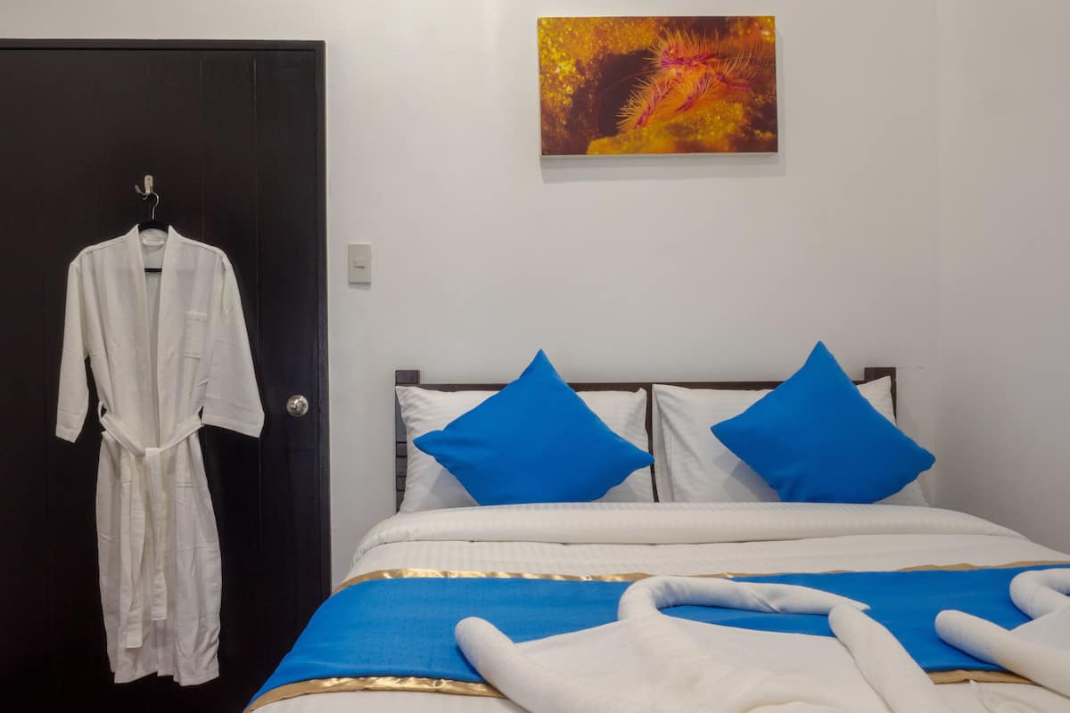 Habitación Deluxe doble, 1 cama de matrimonio, vistas al mar | Caja fuerte, escritorio, sistema de insonorización y camas supletorias