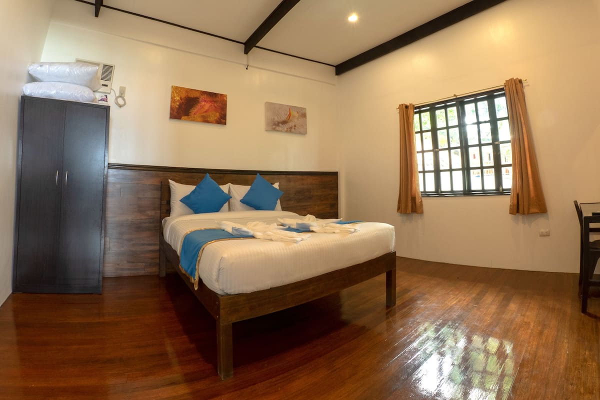 Habitación Confort doble | Caja fuerte, escritorio, sistema de insonorización y camas supletorias