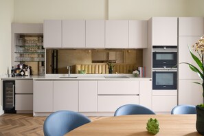 Een koelkast, een magnetron, een oven, een kookplaat