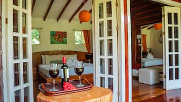 4 bedrooms, iron/ironing board, WiFi (free), bed sheets