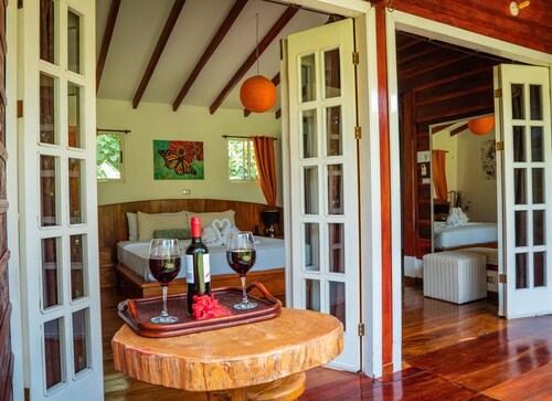 Air conditioning, free WiFi, pool, barbecue. 1 km from the center of La Fortuna.