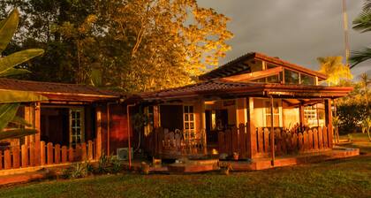 Air conditioning, free WiFi, pool, barbecue. 1 km from the center of La Fortuna.