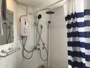 Dusche, Regendusche, kostenlose Toilettenartikel, Haartrockner