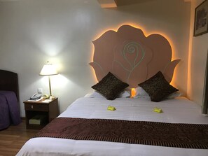 Minibar, in-room safe, desk, blackout curtains - Crystal Palace Hotel (Yangon)