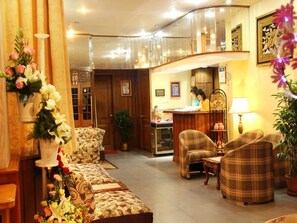 Lobby lounge