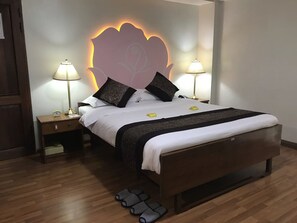 Minibar, coffres-forts dans les chambres, bureau, rideaux occultants