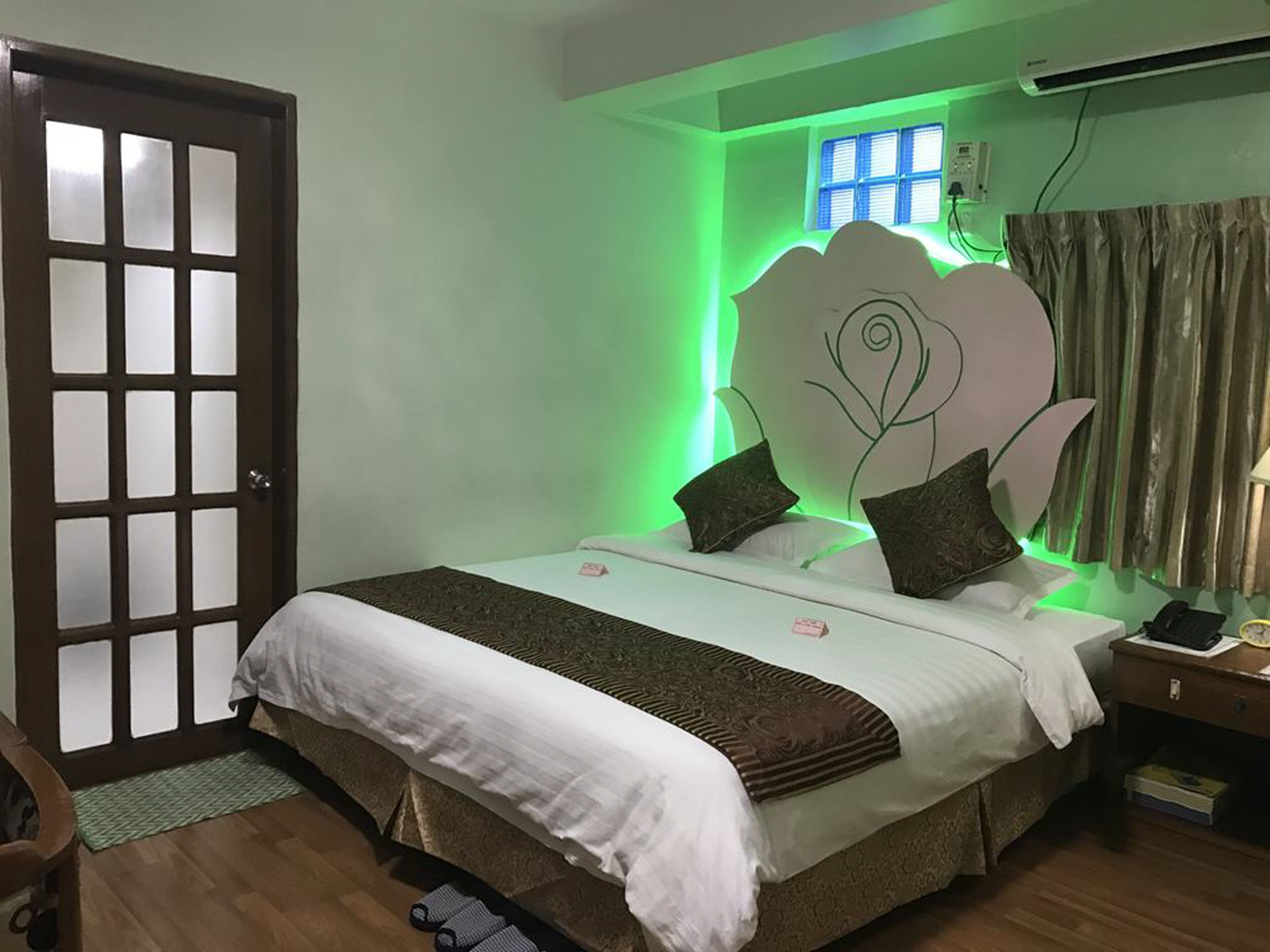 small single room - no window | minibar, in-room safe, desk, blackout curtains