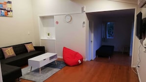 Classic Villa, 2 Queen Beds, Non Smoking | Living room - takapuna huron holiday homes (Auckland)