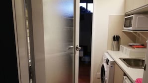 Classic Villa, 1 Queen Bed, Non Smoking | Blackout drapes, iron/ironing board, WiFi (free), bed sheets - takapuna huron holiday homes (Auckland)