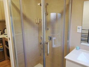 Classic Villa, Multiple Beds, Non Smoking | Blackout curtains, iron/ironing board, free WiFi, bed sheets - takapuna huron holiday homes (Auckland)