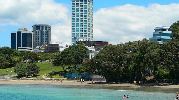 Beach nearby - takapuna huron holiday homes (Auckland)