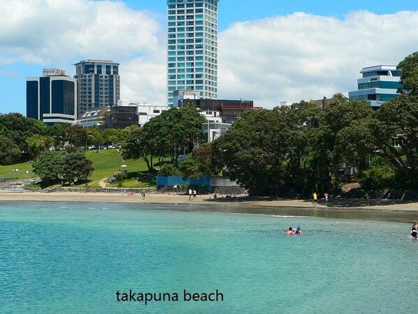 Beach nearby - takapuna huron holiday homes (Auckland)