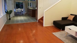 Classic Villa, 2 Queen Beds, Non Smoking | Living room - takapuna huron holiday homes (Auckland)