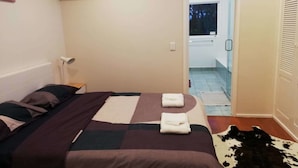 Classic Villa, 2 Queen Beds, Non Smoking | Blackout drapes, iron/ironing board, WiFi (free), bed sheets - takapuna huron holiday homes (Auckland)