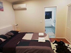 Classic Villa, 2 Queen Beds, Non Smoking | Blackout curtains, iron/ironing board, free WiFi, bed sheets - takapuna huron holiday homes (Auckland)
