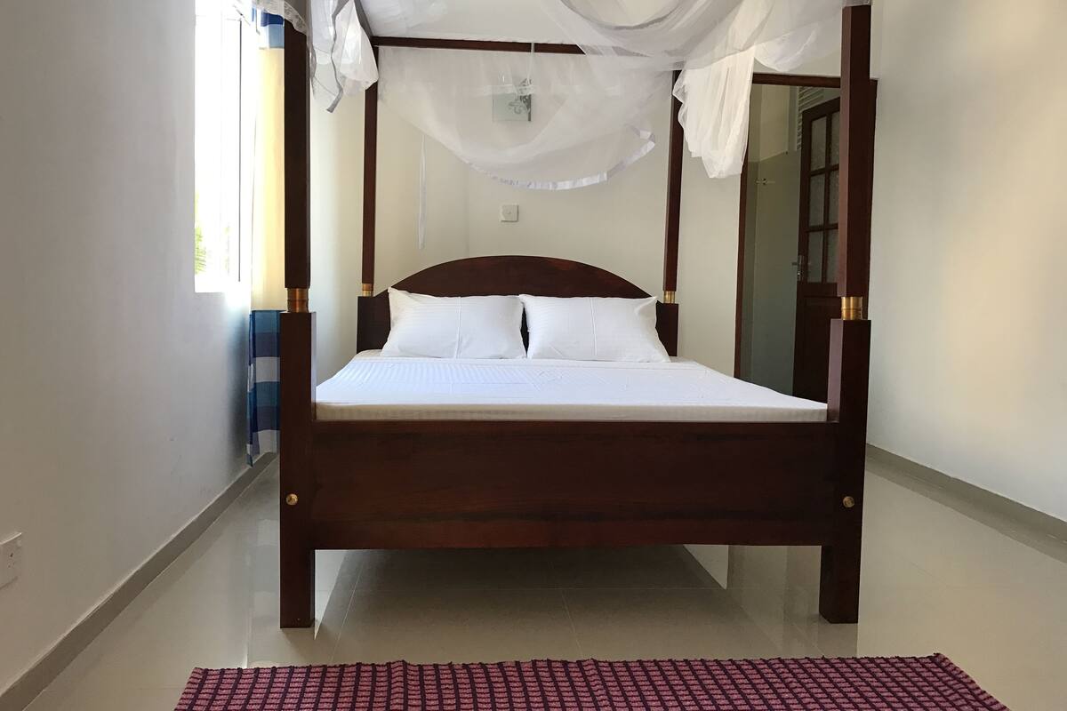 Economy Double Room | Iron/ironing board, free WiFi, bed sheets