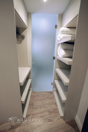 Interior - Free WIFI / AC Buen Suceso Apartment, right in the city center, at Metropol square (Sevilla)