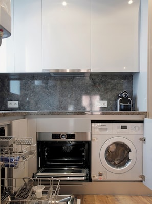 Een koelkast, een microgolfoven, een oven, een kookplaat