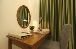 Minibar, caja de seguridad en la habitación y escritorio 