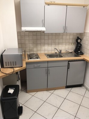 Refrigerador, microondas, parrilla de estufa y cafetera y tetera 