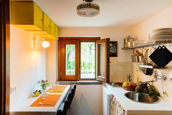 Kühlschrank, Herdplatte, Wasserkocher mit Kaffee-/Teezubehör