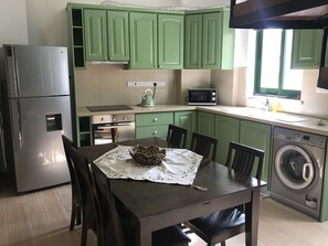 Fridge, microwave, oven, dishwasher - Omodos Cozy Houses . (Omodos)