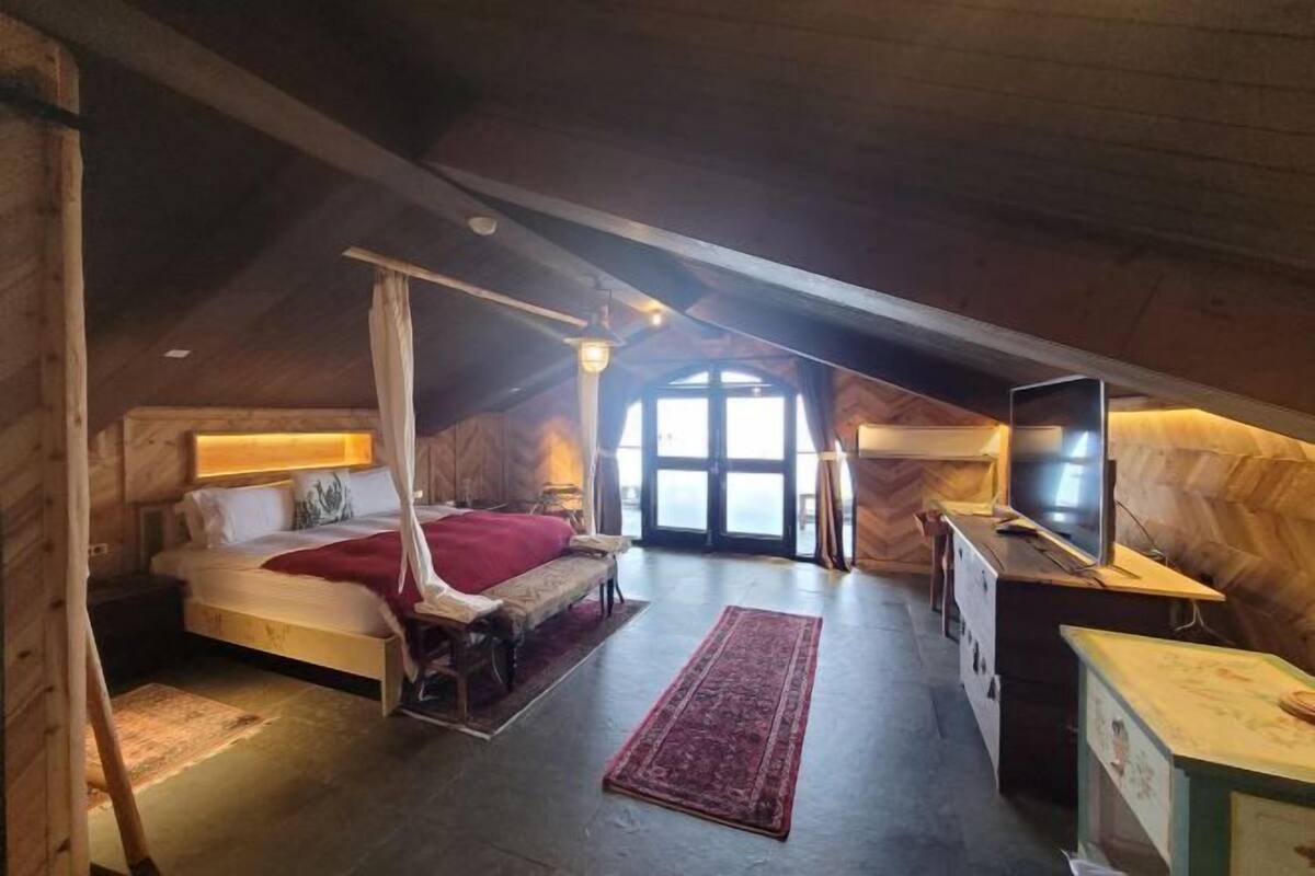 Peralatan tempat tidur premium, bar mini, langsir/tirai gelap terus