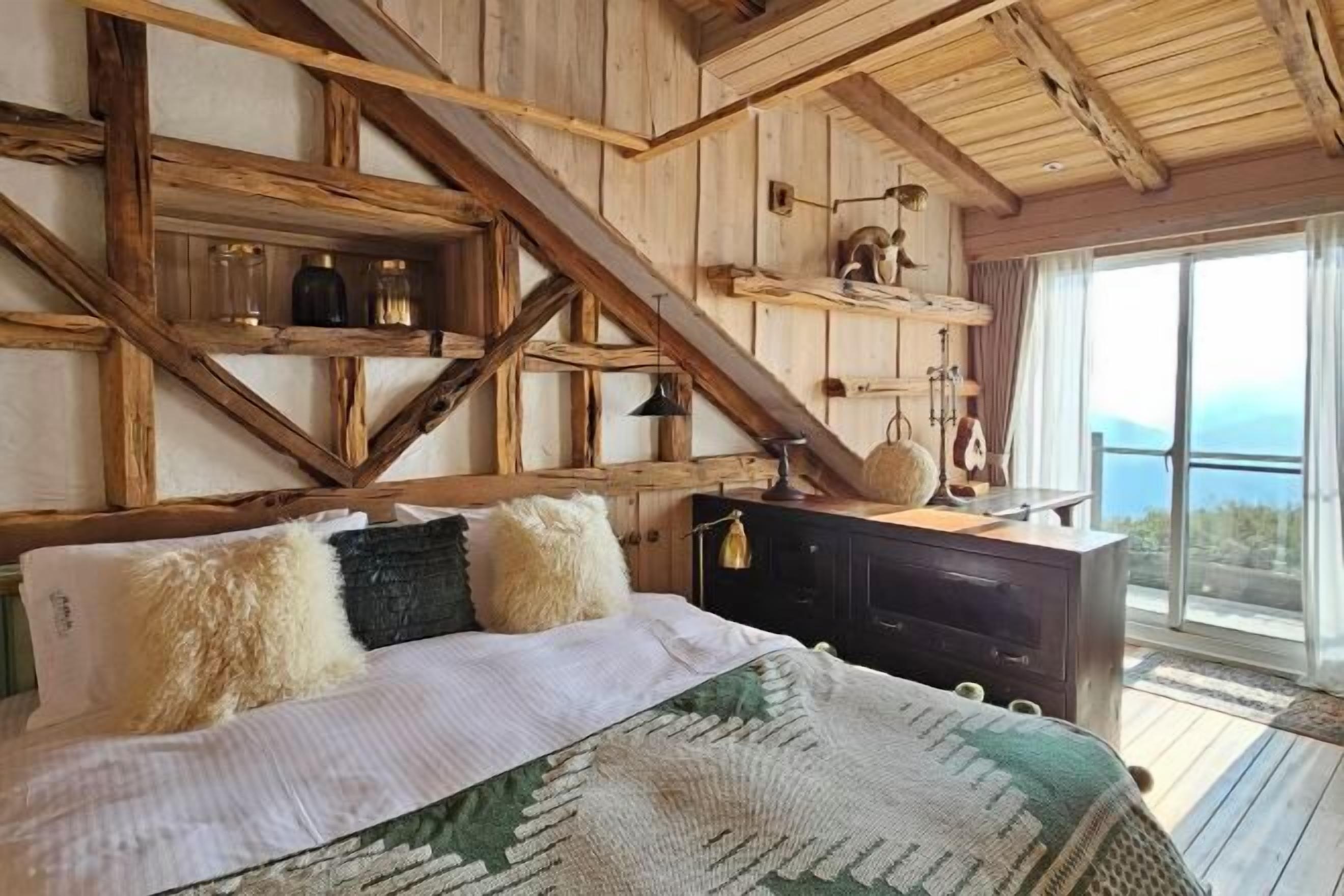 เครื่องนอนระดับพรีเมียม, มินิบาร์, ผ้าม่านกันแสง, Wi-Fi ฟรี