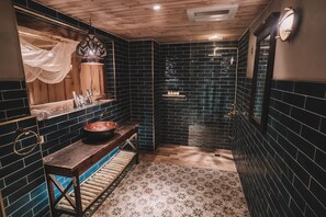 Habitación Grand doble | Baño | Secador de pelo, zapatillas, toallas y champú