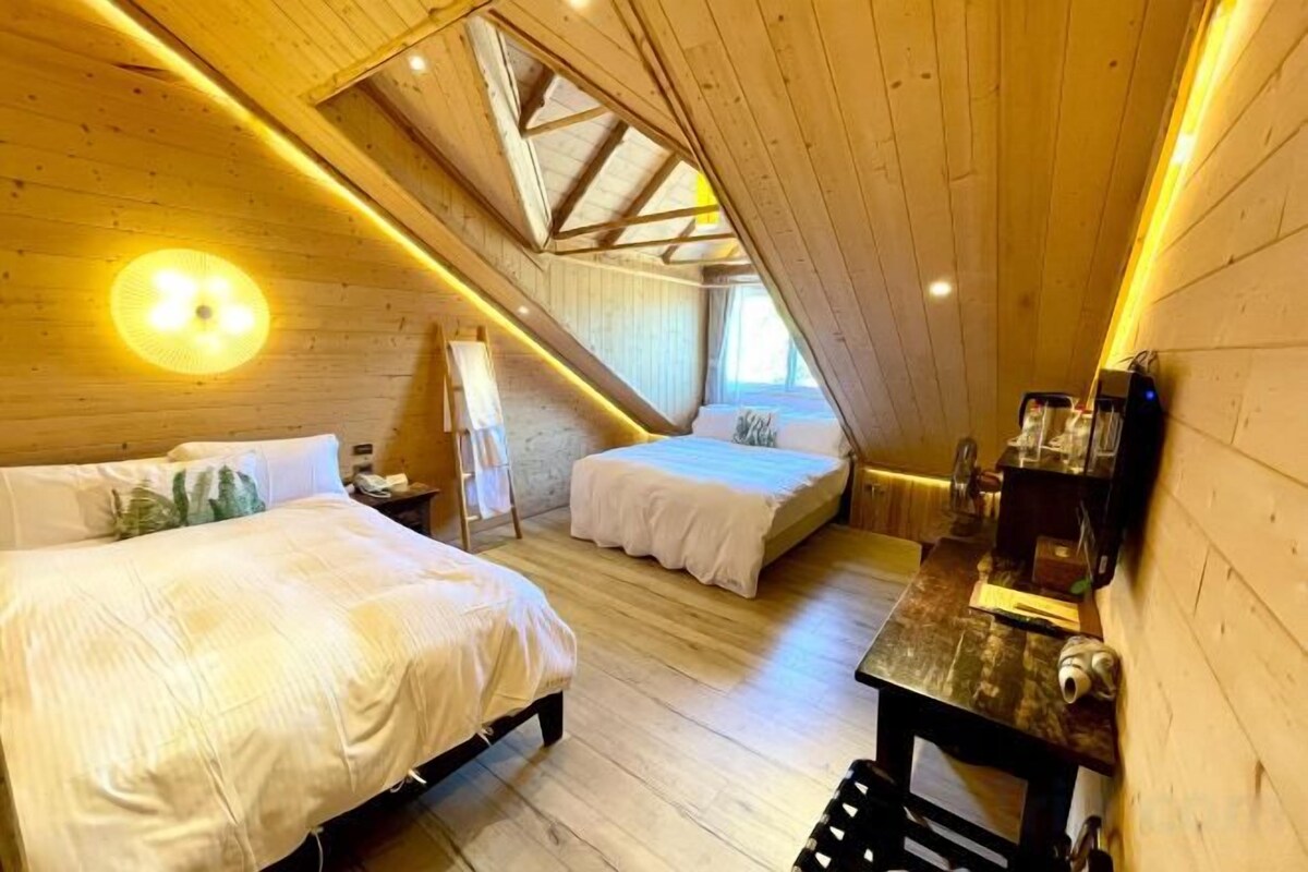 Premium bedding, blackout drapes, WiFi (free), bed sheets
