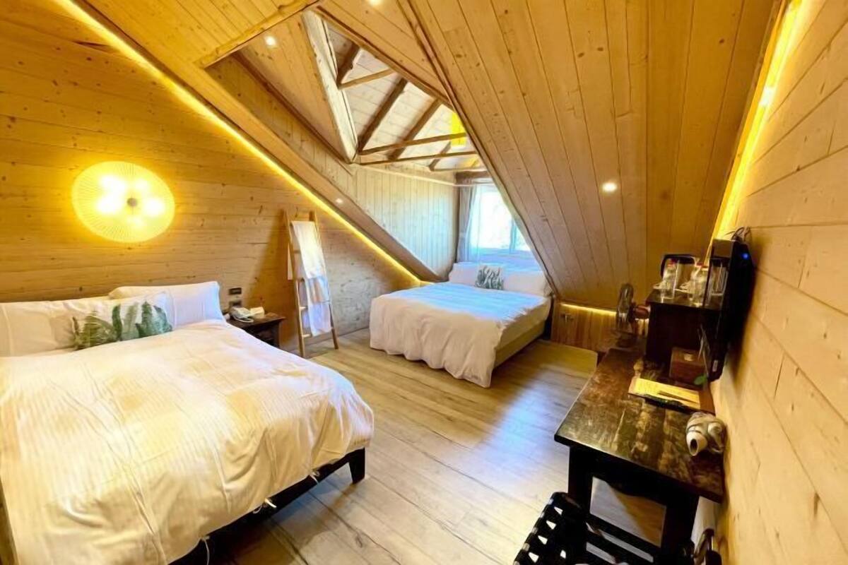 Peralatan tempat tidur premium, bar mini, langsir/tirai gelap terus