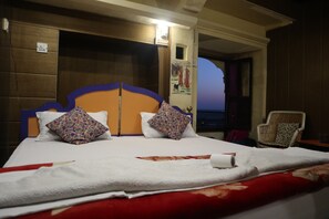 6 kamar tidur, minibar, brankas, dan didekorasi berbeda-beda