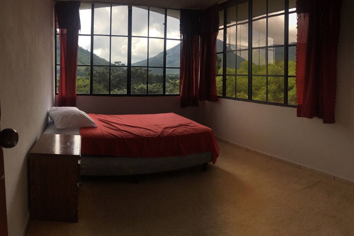 Cortinas blackout, wifi gratis y ropa de cama