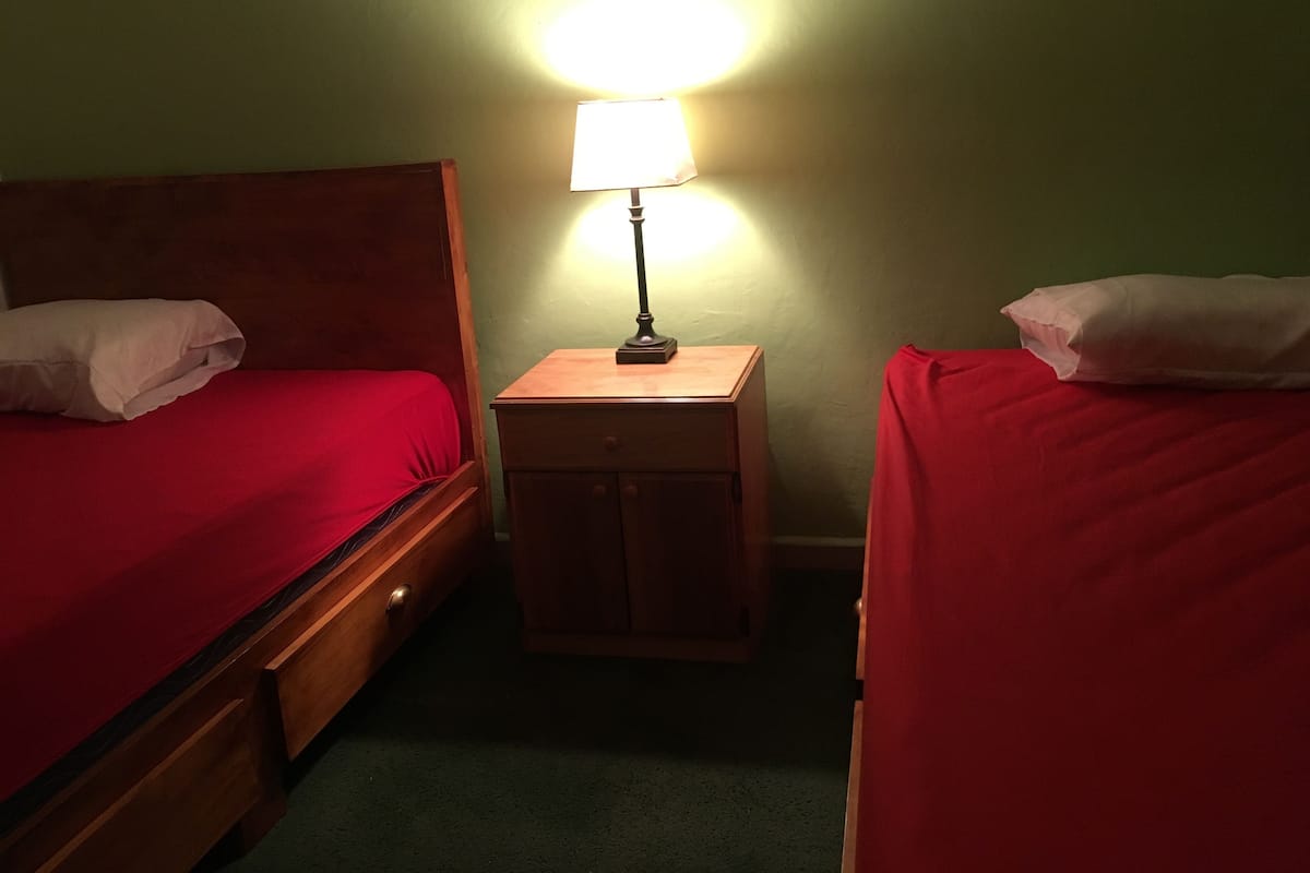 Cortinas blackout, wifi gratis y ropa de cama