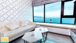 Leilighet, 2 soverom (Front Sea View) | Oppholdsrom | En 42-tommers Flatskjerm-TV med kabel-kanaler samt TV