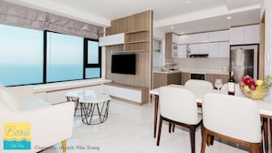 Leilighet, 2 soverom (Front Sea View) | Oppholdsrom | En 42-tommers Flatskjerm-TV med kabel-kanaler samt TV