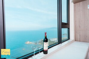 公寓, 2 間臥室 (Front Sea View) | 客廳 | 42-吋平面電視、有線頻道、電視