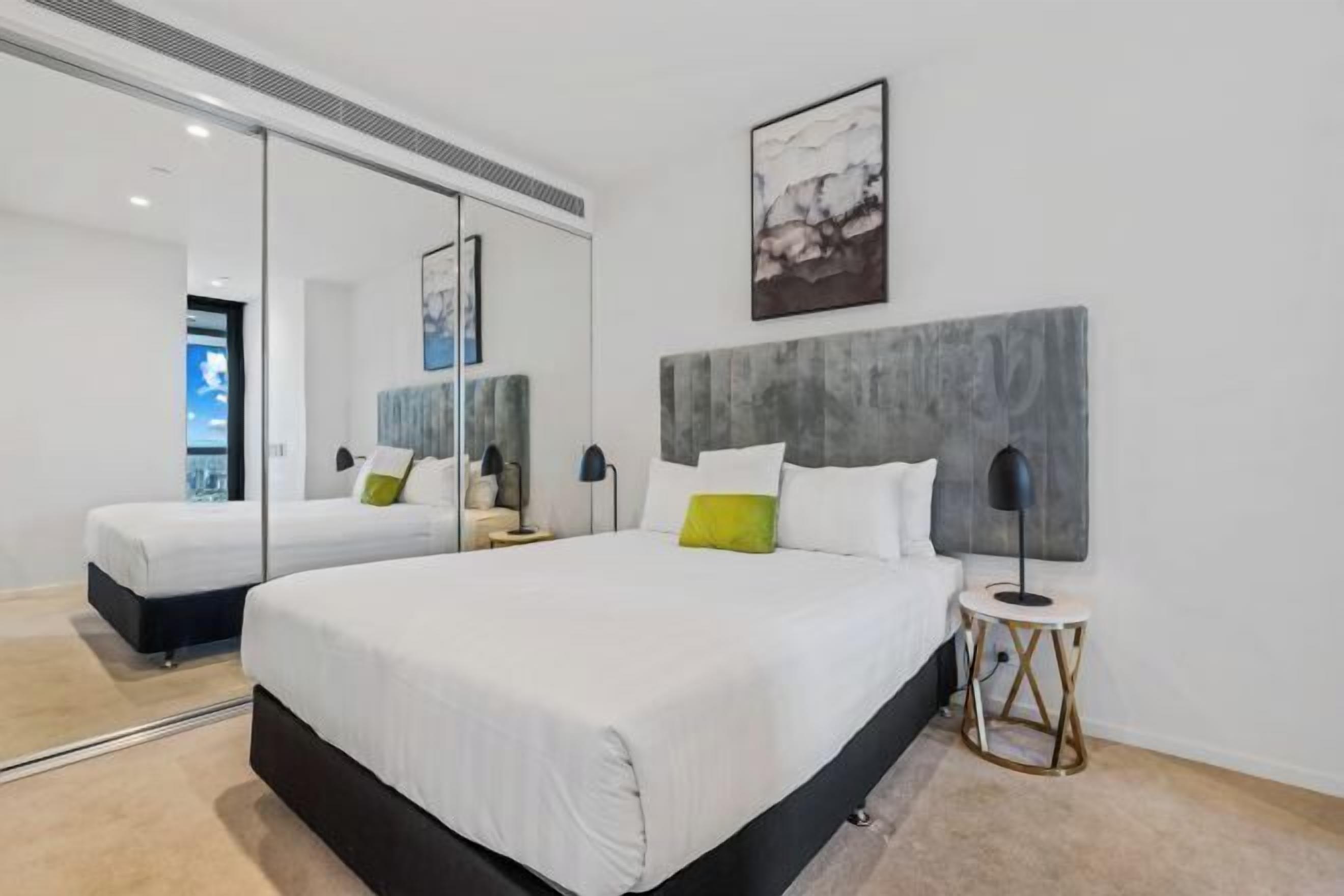 ノートパソコン用作業スペース、遮光カーテン、防音設備、アイロン / アイロン台