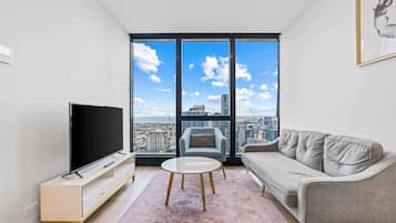 Departamento, 2 habitaciones, vista a la ciudad | Área de sala de estar | Televisión LCD de 50 pulgadas con canales digitales y televisión