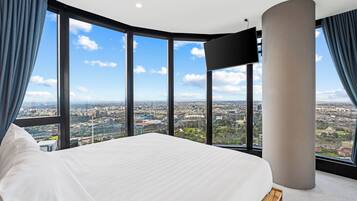 Departamento, 2 camas Queen size | Espacio para trabajar con laptop, cortinas blackout y insonorización