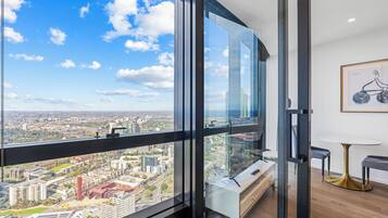 Departamento, 1 habitación | Área de sala de estar | Televisión LCD de 50 pulgadas con canales digitales y televisión